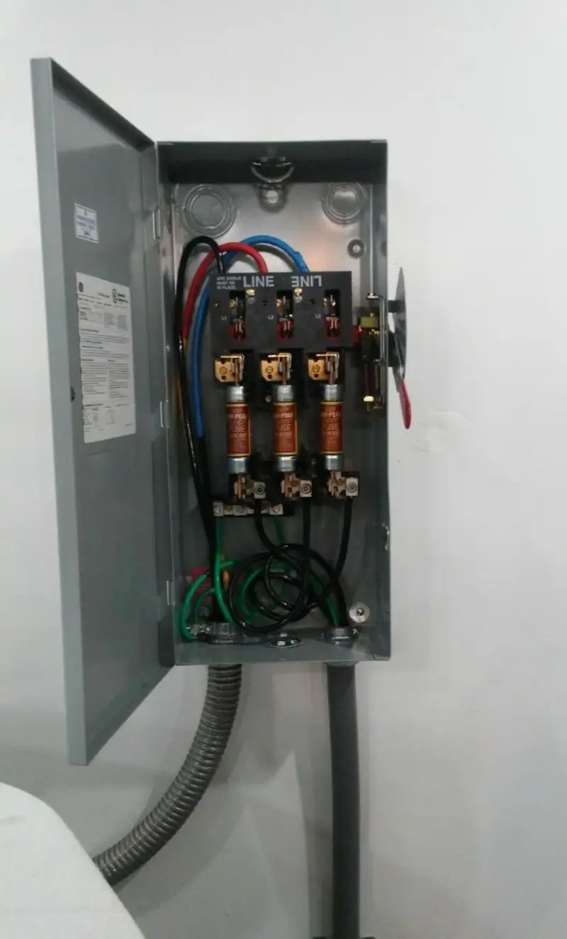 Three-phase disconnect switch installed for Smoke Detector Installation in Berlin